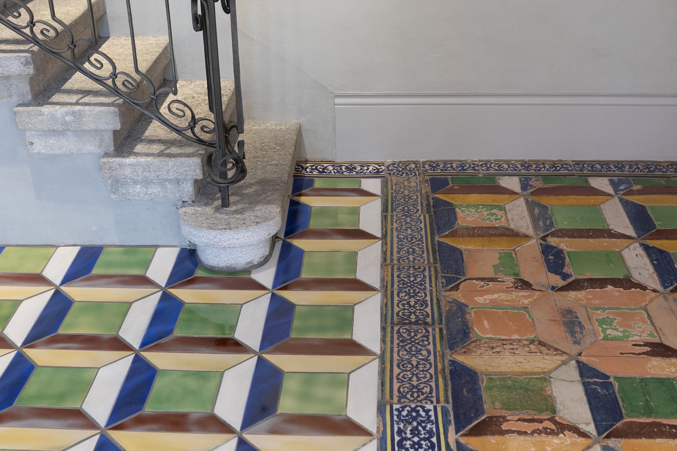Wo originale Platten fehlten, ergänzen nach historischem Vorbild produzierte Fliesen den Bodenbelag