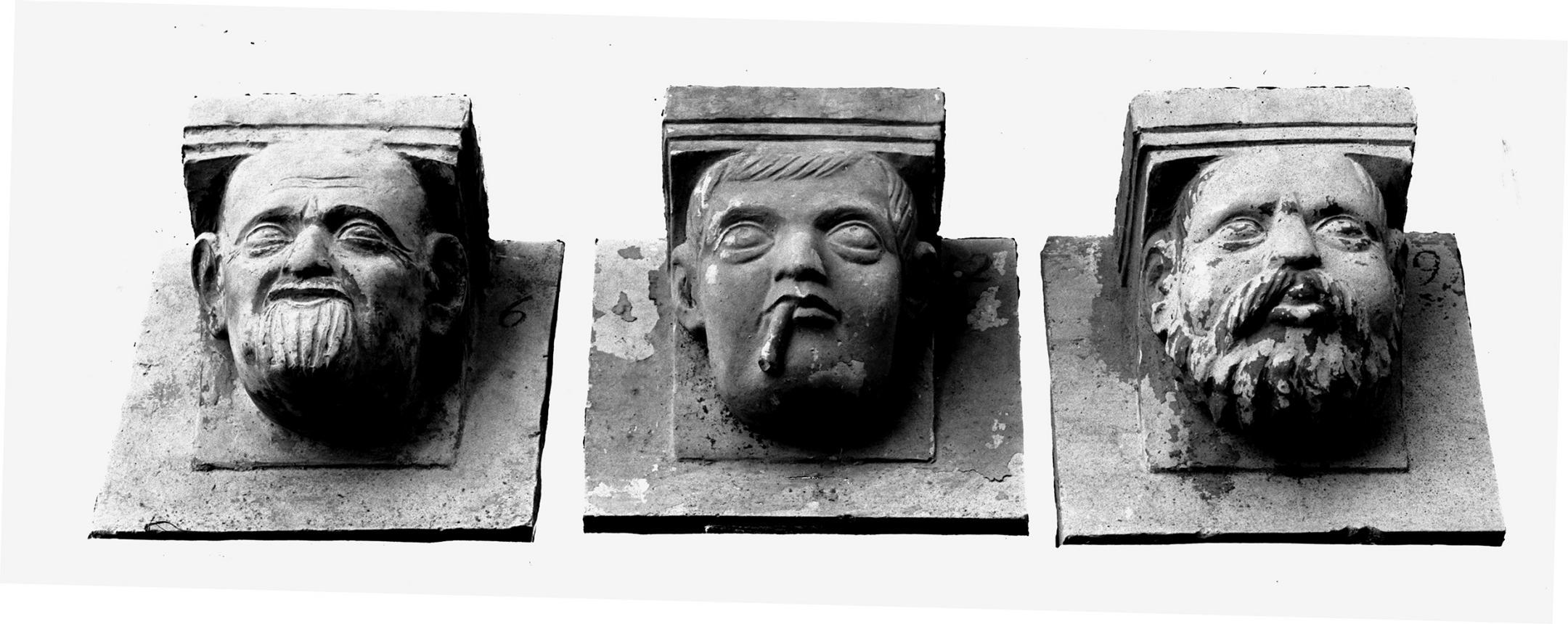 Tragende Persönlichkeiten: Die Köpfe der Zürcher Chefbeamten Hermann Fietz, Hans Wiesmann und Hermann Herter stützen die Konsolen an der Fassade des Grossmünsters