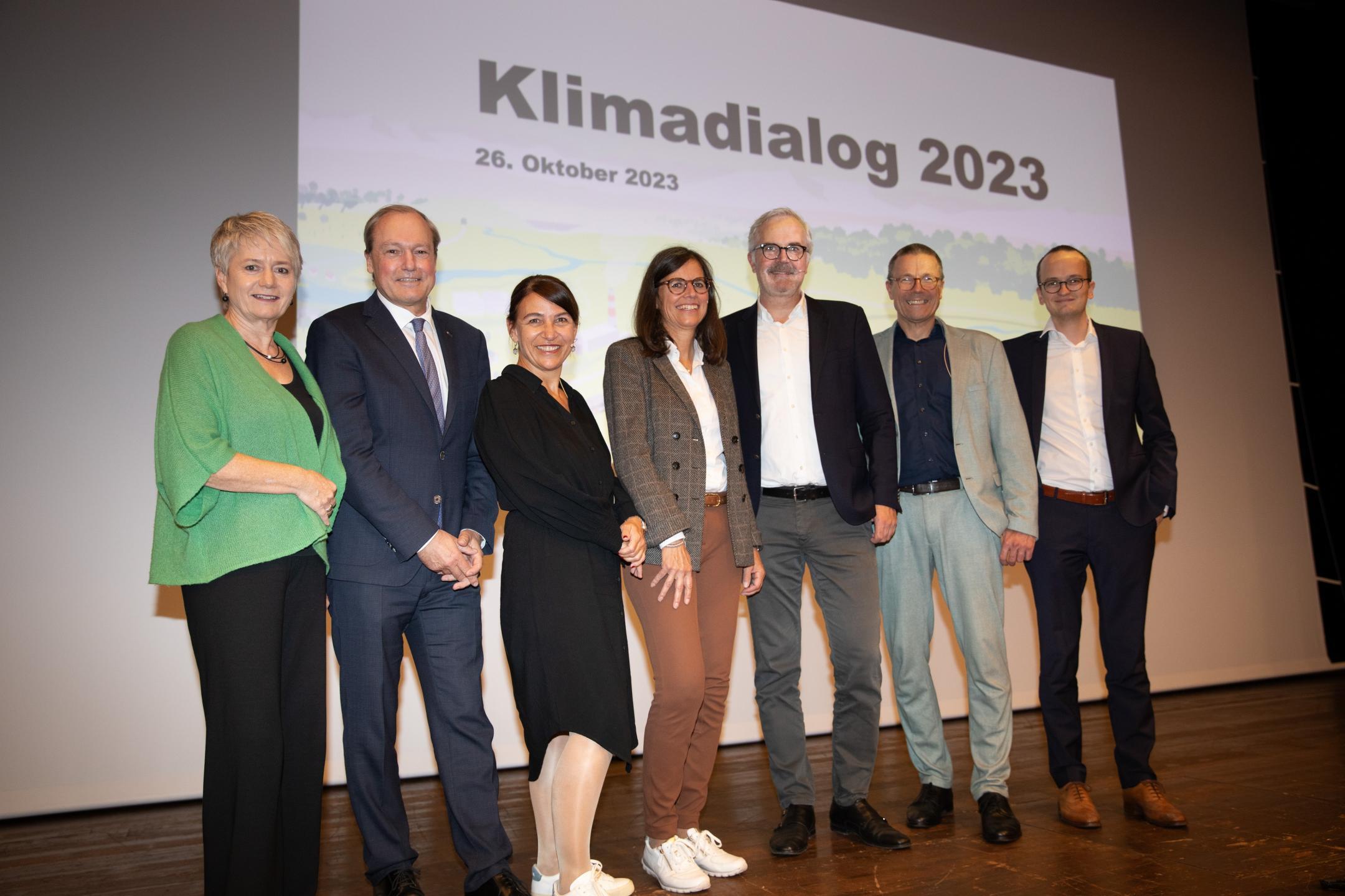 Die Gastgebenden und die Podiumsteilnehmenden posieren für die Kamera.