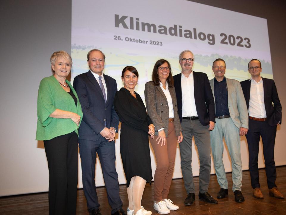 Die Gastgebenden und die Podiumsteilnehmenden posieren für die Kamera.