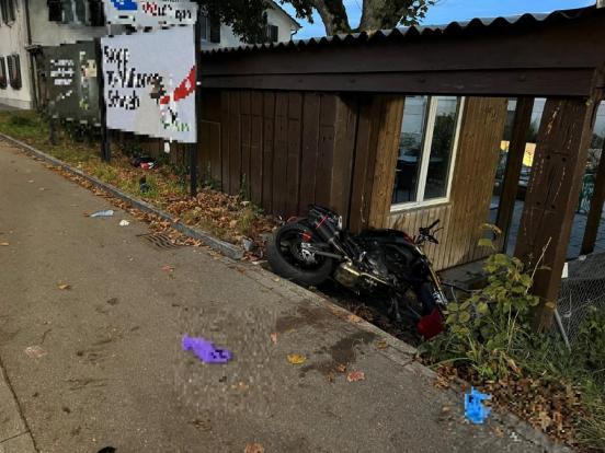 Das verunfallte Motorrad liegt auf einem Treppenabgang zu einem Gartenrestaurant.