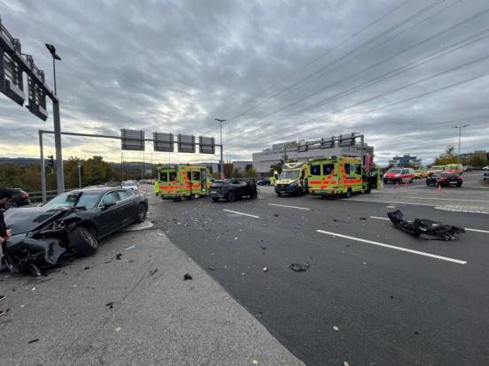 Rettungsfahrzeuge und Unfallfahrzeuge stehen auf einer Kreuzung
