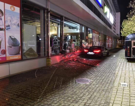 Unfallfahrzeug vor zerstörtem Schaufenster