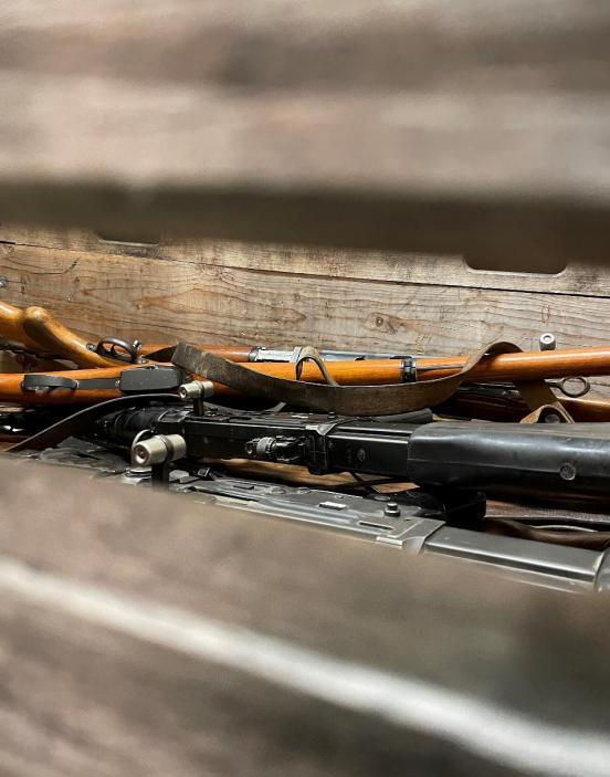 Langwaffen in Holzkiste liegend