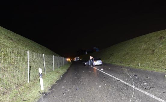 Silberfarbenes Unfallauto mitten auf der Strasse; im Vordergrund eingezeichnete Spuren