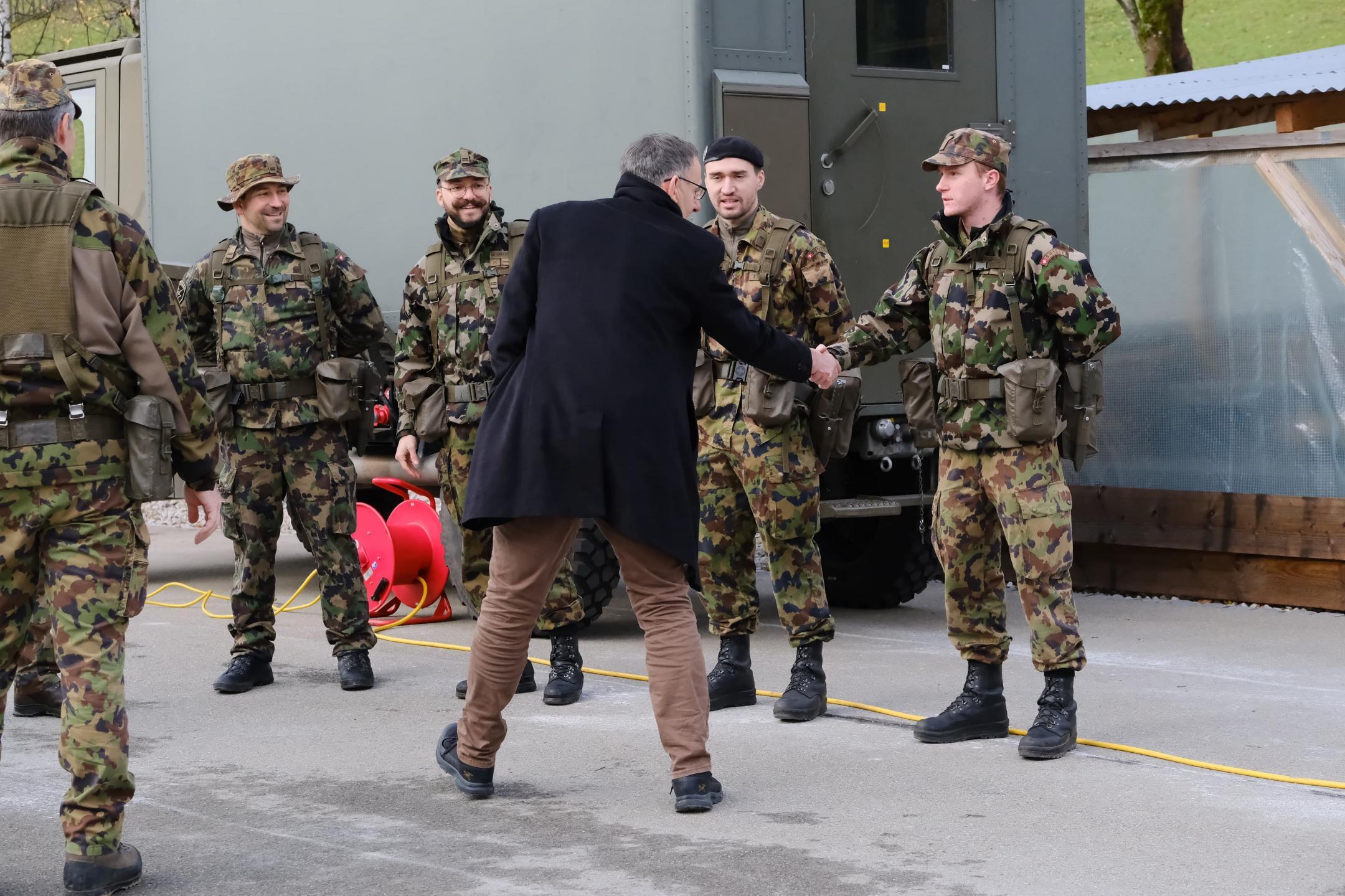 Mario Fehr besucht das Territorialdivision Stabsbataillon 4