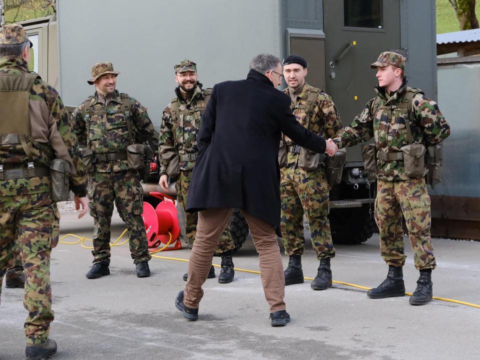Mario Fehr besucht das Territorialdivision Stabsbataillon 4