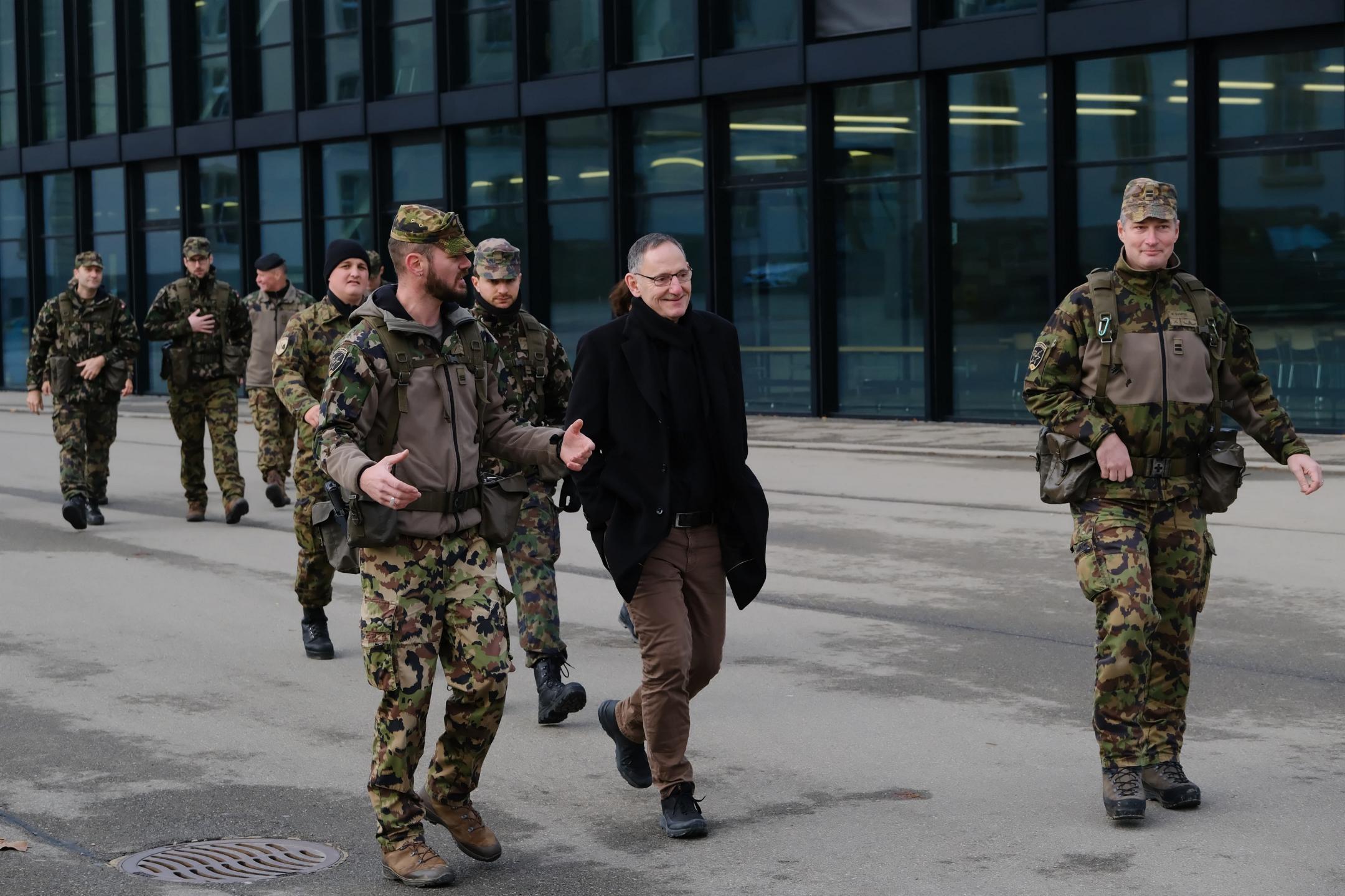 Mario Fehr mit dem Kommandant des Ter Div Stabsbat 4