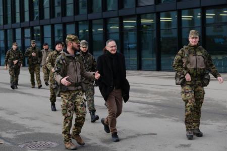 Mario Fehr mit dem Kommandant des Ter Div Stabsbat 4