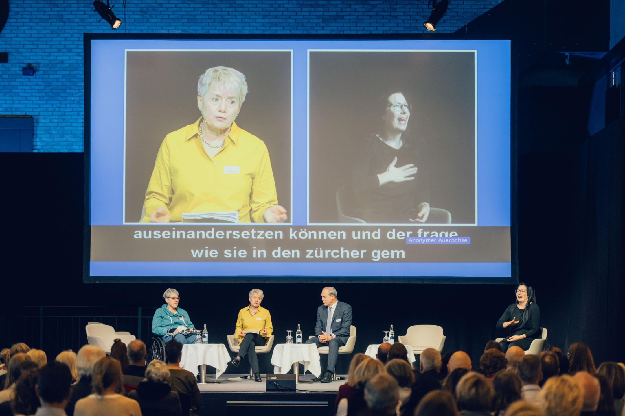 Jacqueline Fehr mit der Dolmetscherin 