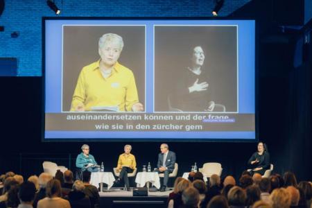 Jacqueline Fehr mit der Dolmetscherin 