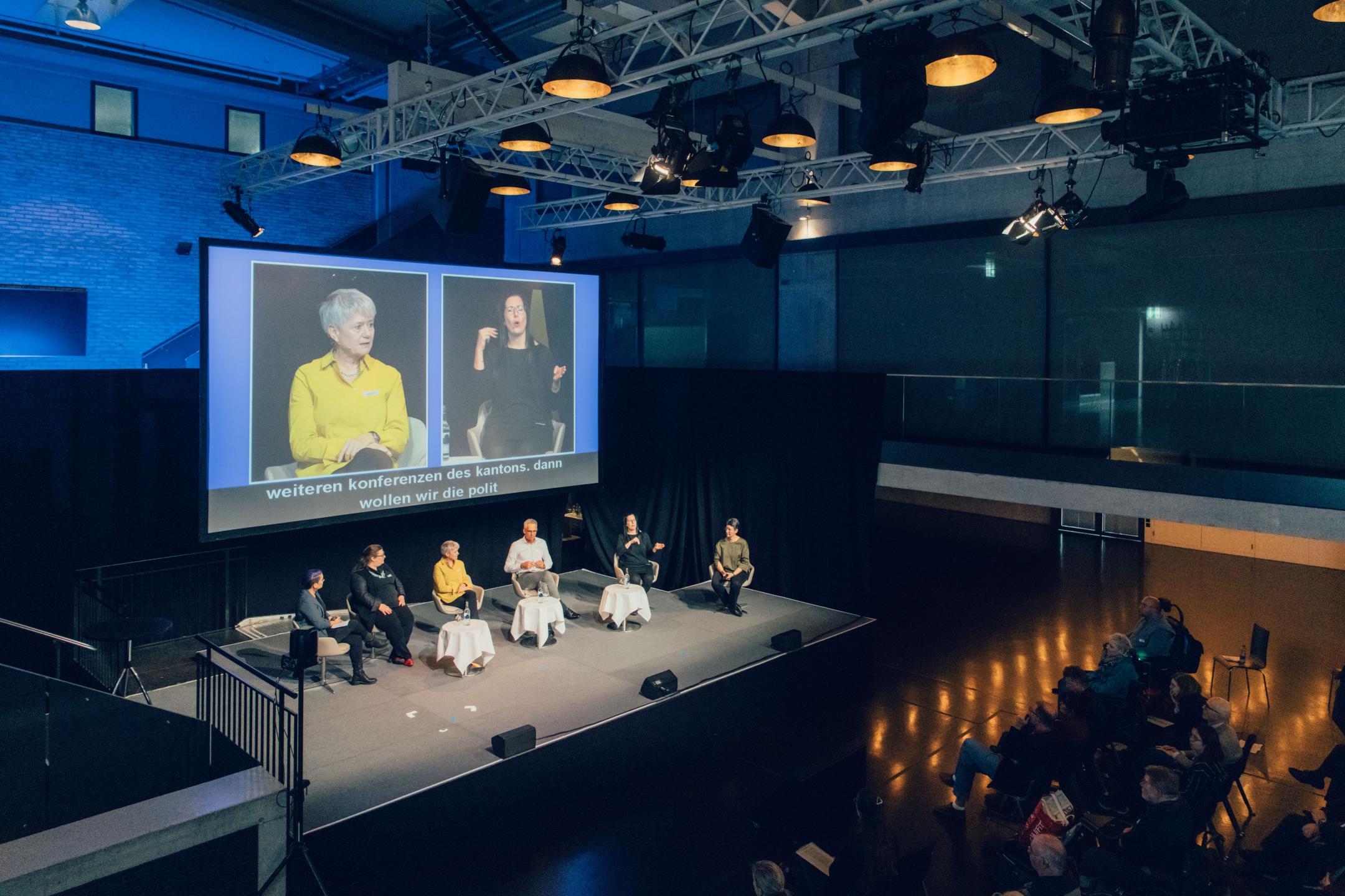 Jacqueline Fehr mit der Dolmetscherin
