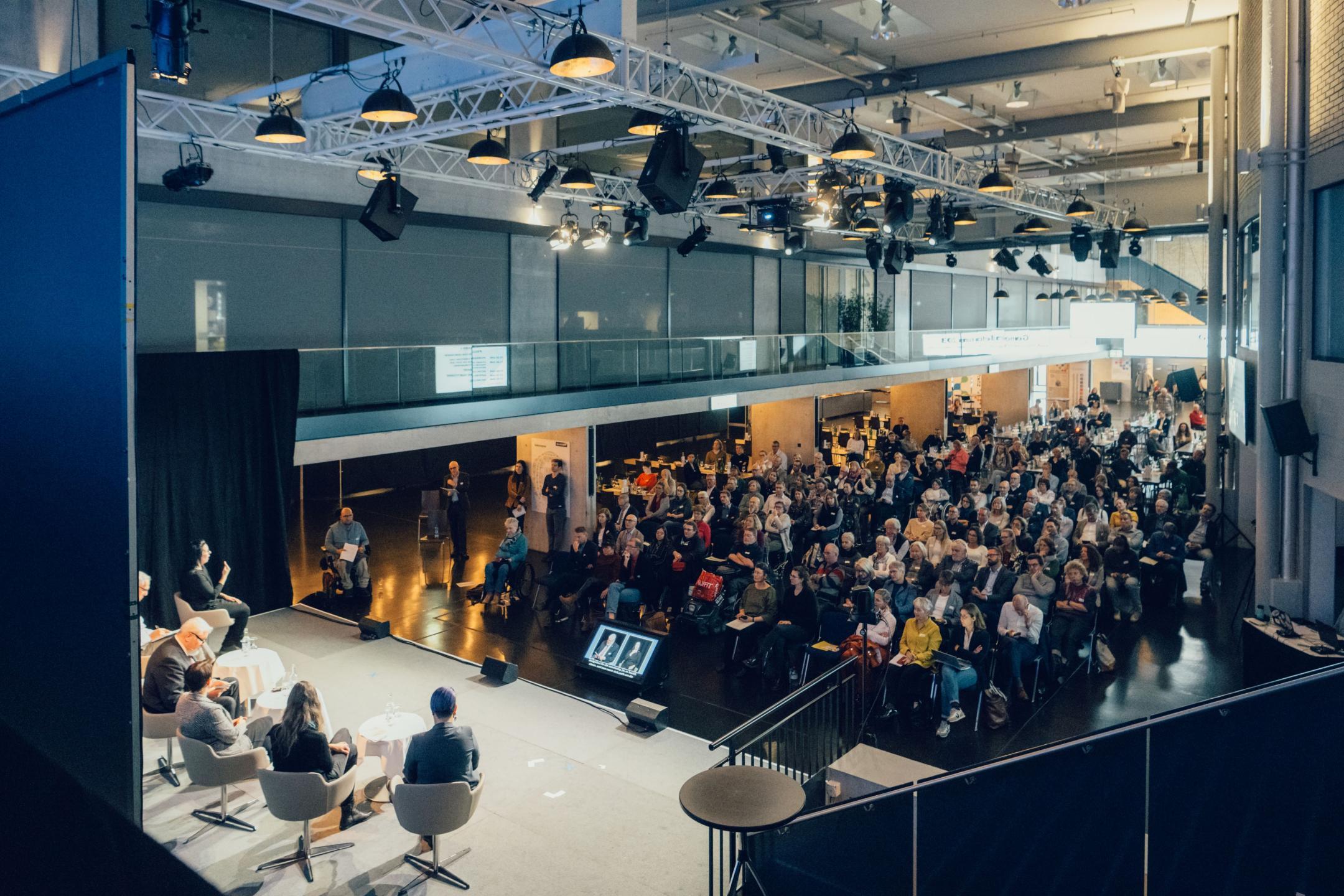 Die Haller voller Zuschauer