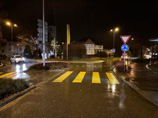 Fussgängerstreifen am Verkehrskreisel bei Regen