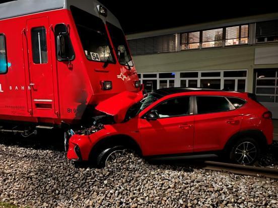 Links steht die Los des Zuges. Deren Front ist mit dem Auto kollidiert. Das Auto ist vorn völlig demoliert.