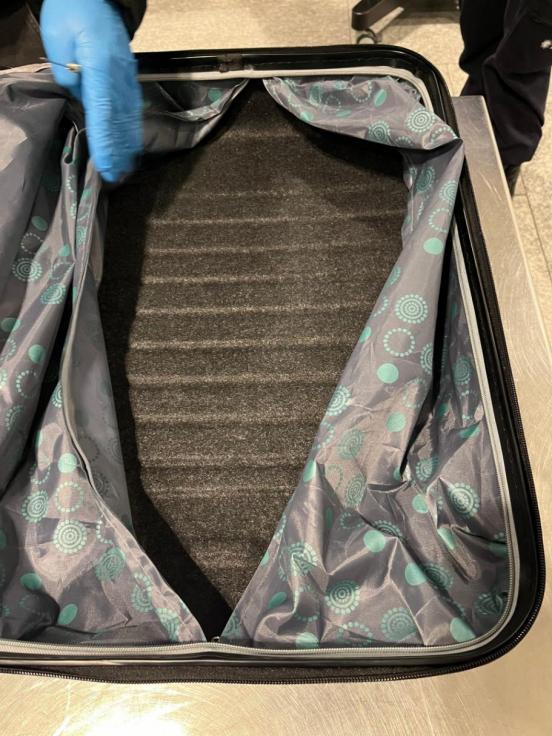 offener Reisekoffer ohne Inhalt