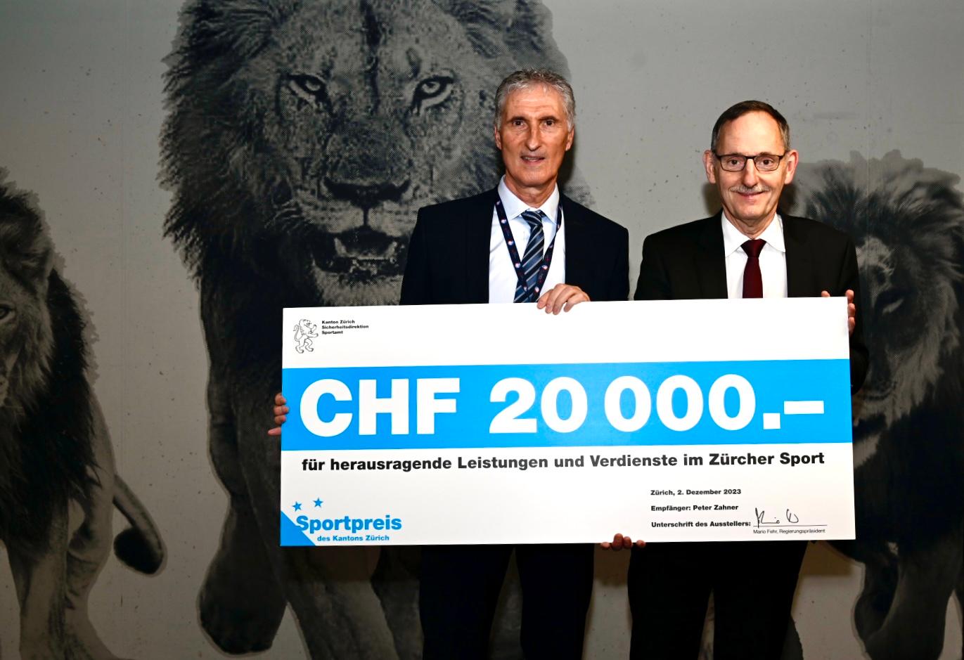 Peter Zahner und Regierungspräsident Mario Fehr halten den Scheck über CHF 20000 Franken in den Händen.