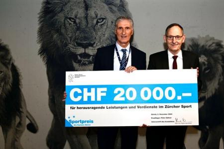 Peter Zahner und Regierungspräsident Mario Fehr halten den Scheck über CHF 20000 Franken in den Händen.