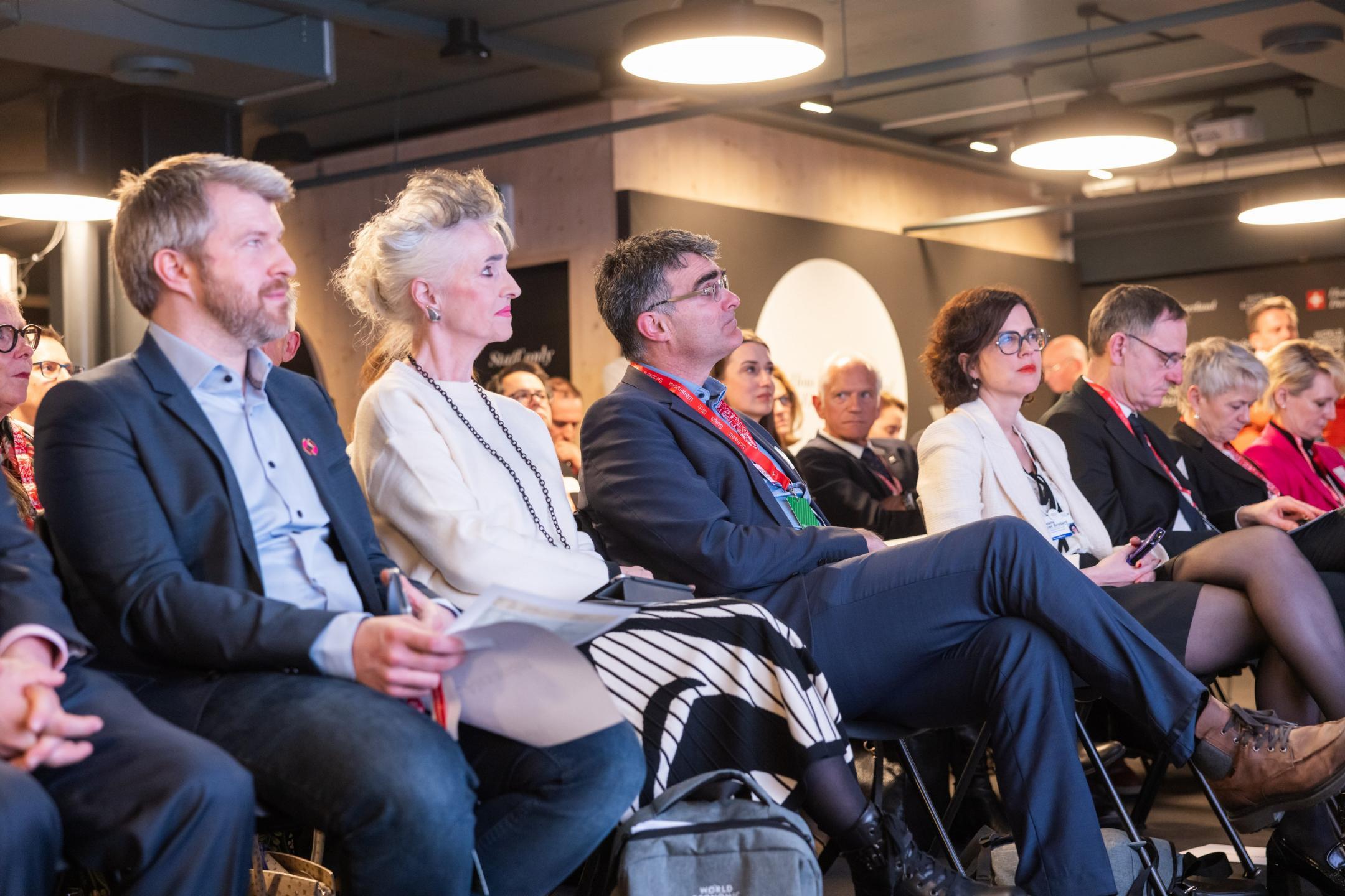 Interessiertes Publikum im House of Switzerland