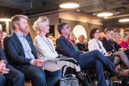 Interessiertes Publikum im House of Switzerland