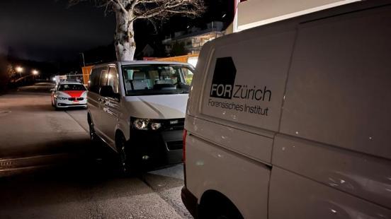 Fahrzeuge von FOR und Kantonspolizei vor dem Tatort abgestellt