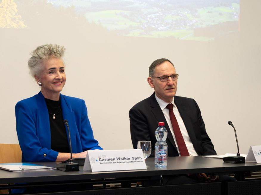 Carmen Walker Späh und Mario Fehr vor den Medien