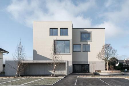 Der Haupteingang des Bezirksgerichts Meilen