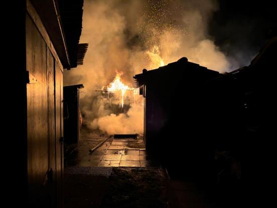 Flammen in der Nacht zwischen den Püntenhäuschen