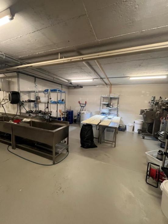 Ein Raum mit vielen Tischen und Chemikalien