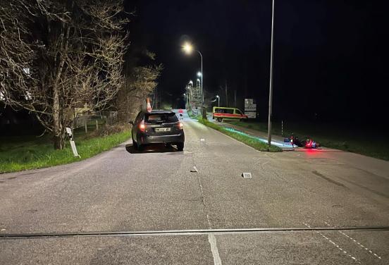 Das unfallbeteiligte Auto steht auf der Gegenfahrbahn, das Motorrad liegt auf dem rechten Trottoir.