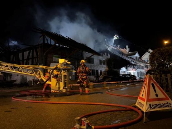Feuerwehrmann bei Einsatz in Elgg neben einer Autodrehleiter