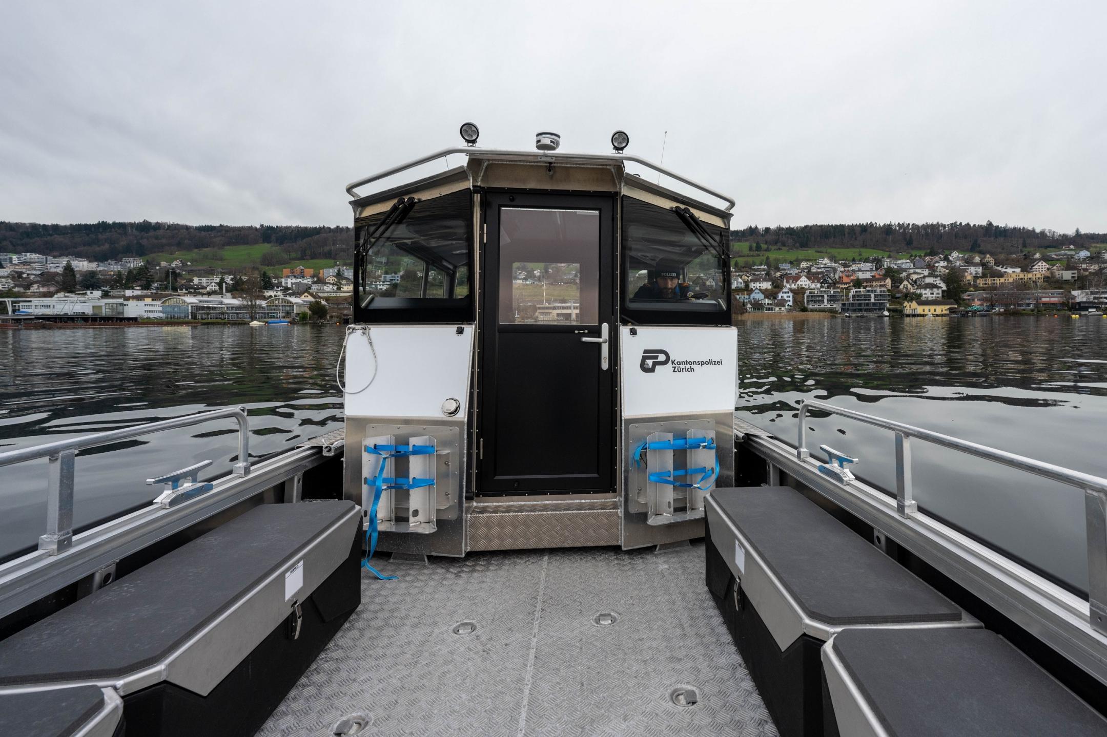 Die Arbeitsfläche im Bugbereich mit Riffelblechboden und seitlichen Boxen mit Sitzflächen
