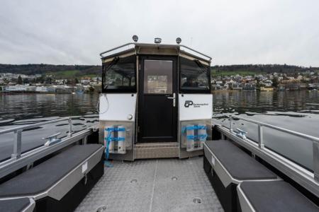 Die Arbeitsfläche im Bugbereich mit Riffelblechboden und seitlichen Boxen mit Sitzflächen