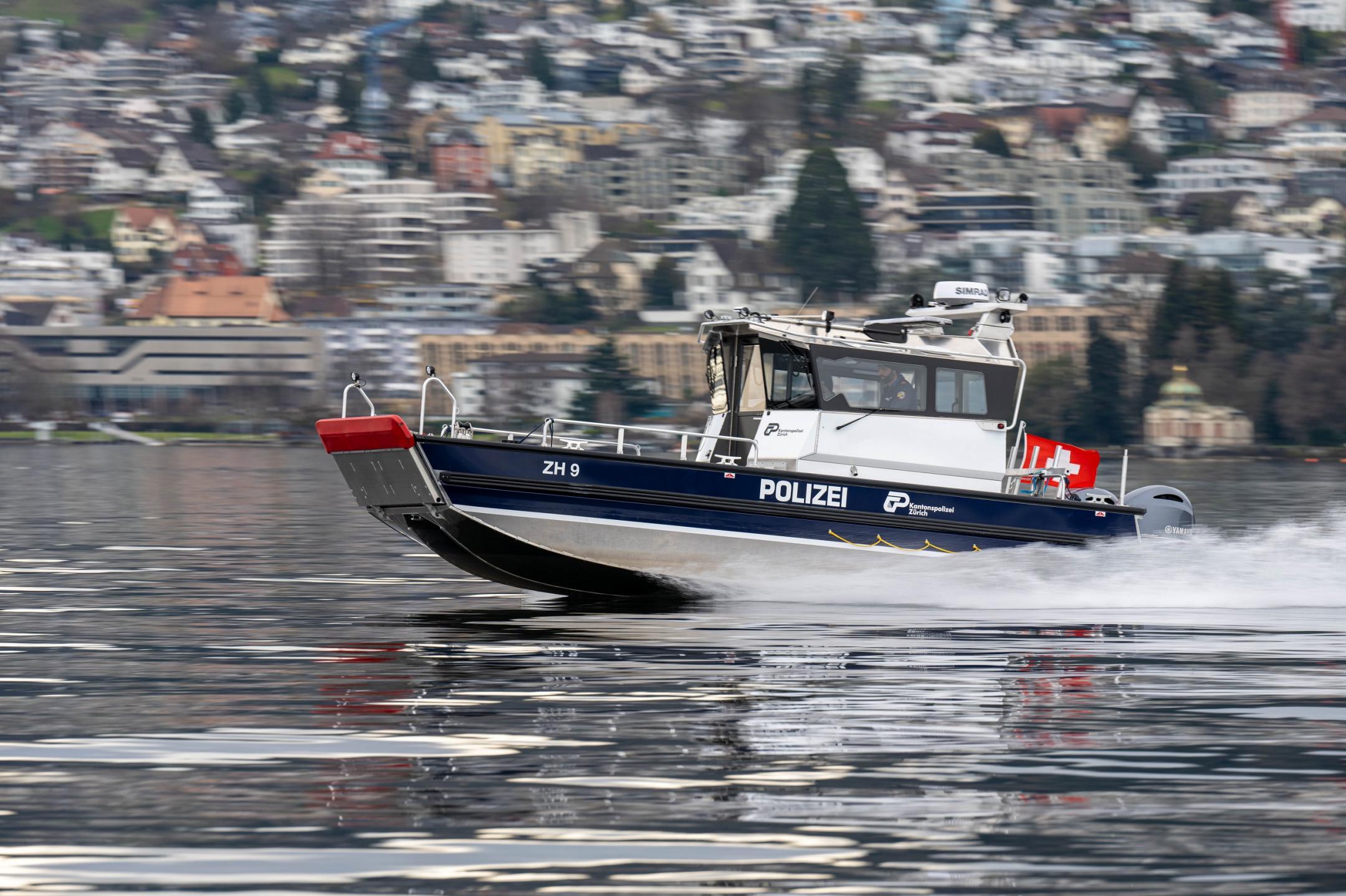 Das neue Einsatzschiff bei schneller Fahrt auf dem Zürichsee