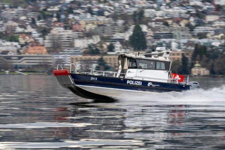 Das neue Einsatzschiff bei schneller Fahrt auf dem Zürichsee