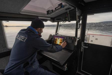Ein Seepolizist bedient einen Monitor in der Kabine am Operator-Platz