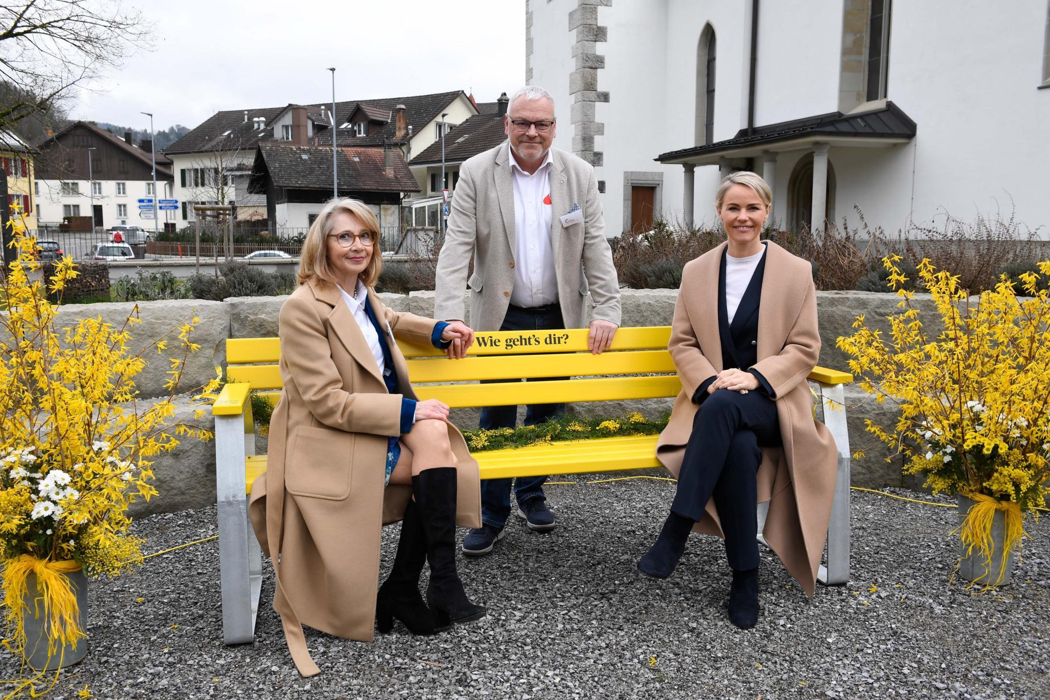 3 Personen und ein Bänkli