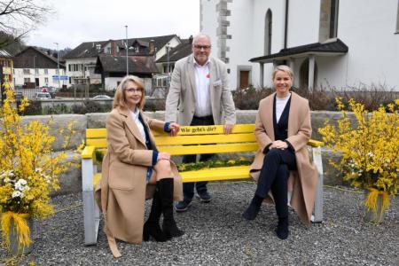 3 Personen und ein Bänkli