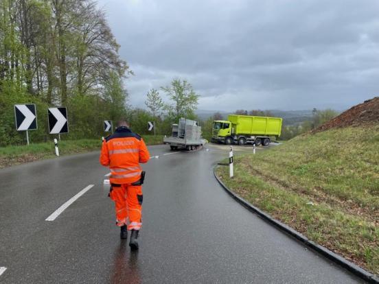 Unfallstelle auf der Rällikerstrasse in Hinteregg