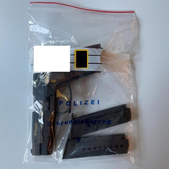 Pistole mit zwei Magazinen in einem Spurensicherungsbeutel der Polizei