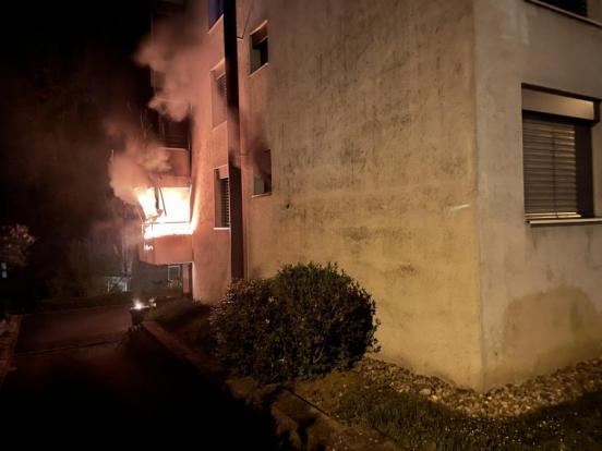 Ein brennender Balkon in der Nacht
