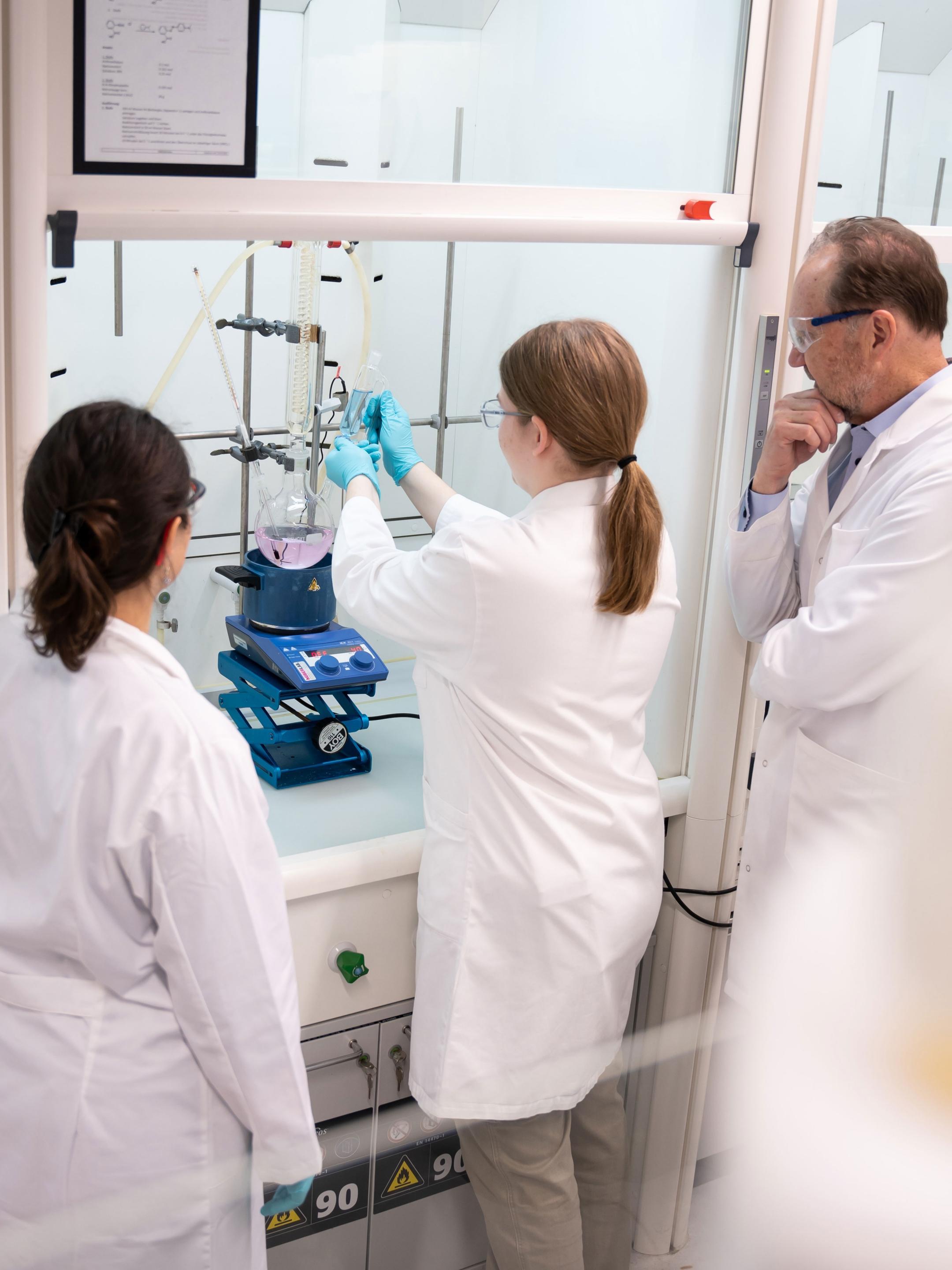 Eine Laborantin in Ausbildung führt im Lehrlabor des Kantonalen Labors eine Analyse durch. 