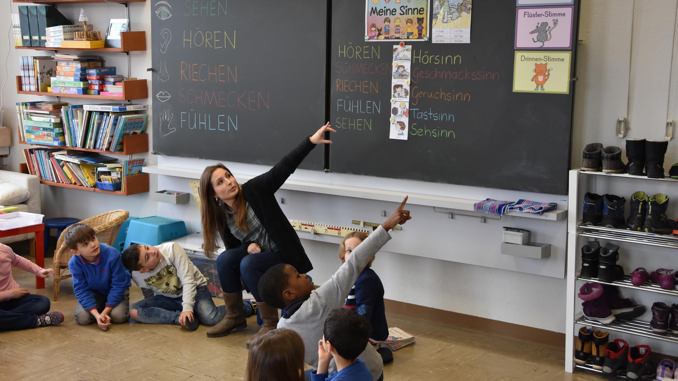 Eine Lehrperson gibt Unterricht.