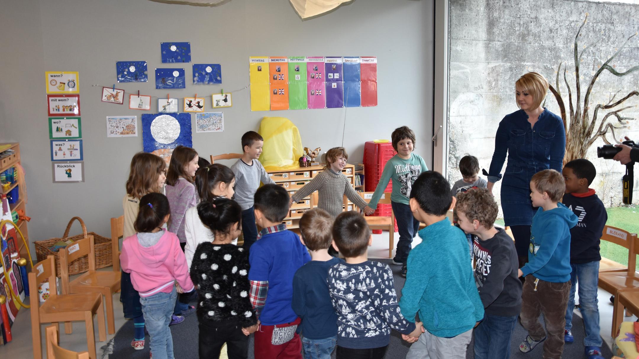 Eine Lehrperson im Unterricht mit Primarschülern.