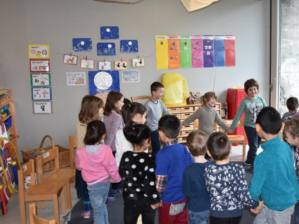 Eine Lehrperson im Unterricht mit Primarschülern.