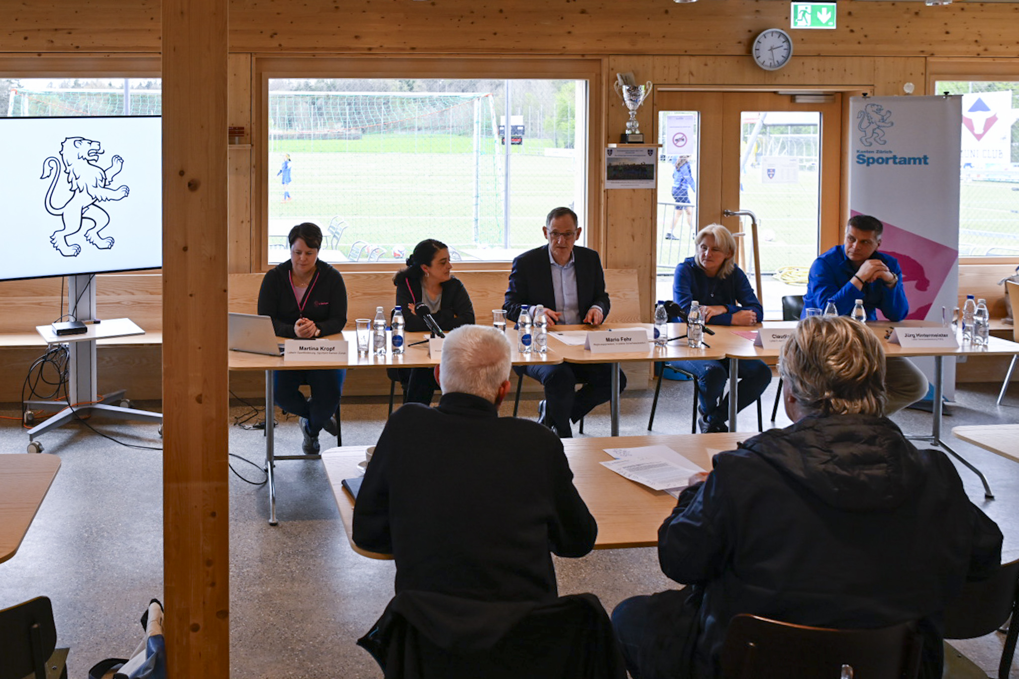 Am Medienanlass zu den Begleitmassnahmen hinsichtlich der Women’s Euro 2025 sprachen Regierungspräsident Mario Fehr, Martina Kropf und Sandra Plaza vom Sportamt Kanton Zürich sowie Claudia Gfeller und Jürg Hintermeister..