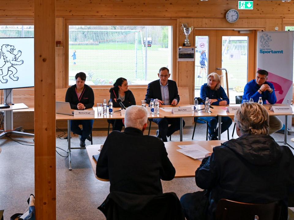 Am Medienanlass zu den Begleitmassnahmen hinsichtlich der Women’s Euro 2025 sprachen Regierungspräsident Mario Fehr, Martina Kropf und Sandra Plaza vom Sportamt Kanton Zürich sowie Claudia Gfeller und Jürg Hintermeister..