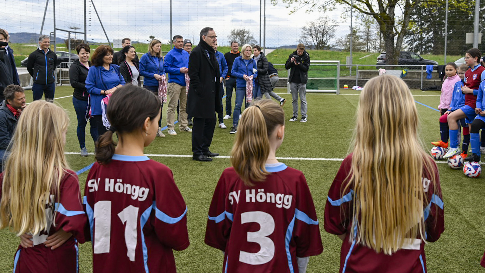 Während des Medienanlasses über die Begleitmassnah-men hinsichtlich der Women’s Euro 2025 im Kanton Zü-rich beobachtet Regierungspräsident Mario Fehr das Training des SV Höngg.