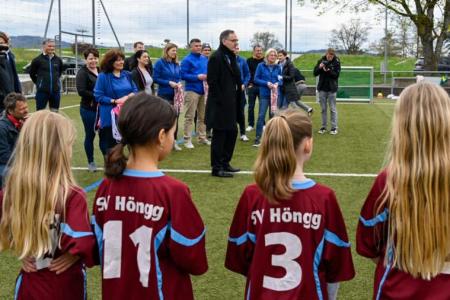 Während des Medienanlasses über die Begleitmassnah-men hinsichtlich der Women’s Euro 2025 im Kanton Zü-rich beobachtet Regierungspräsident Mario Fehr das Training des SV Höngg.