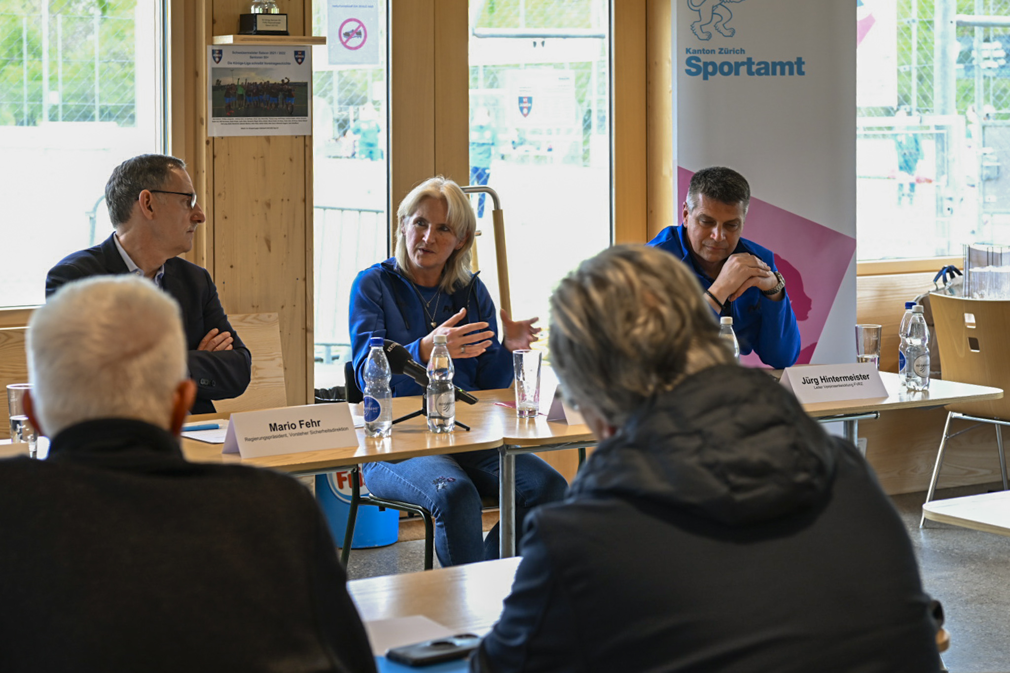Regierungspräsident Mario Fehr, Claudia Gfeller; Leiterin Projekt Entwicklung Frauenfussball FVRZ und Jürg Hintermeister Projektleiter Vereinscoach FVRZ äussern sich zu den geplanten Massnahem seitens FVRZ..